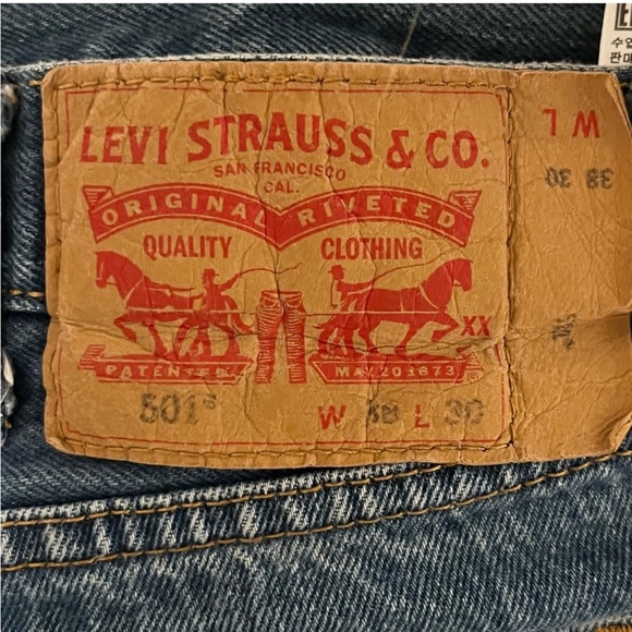 Men's Levi 501 Button Fly W38 L30 Medium Wash Distressed Jeans Pants - Picture 3 of 5